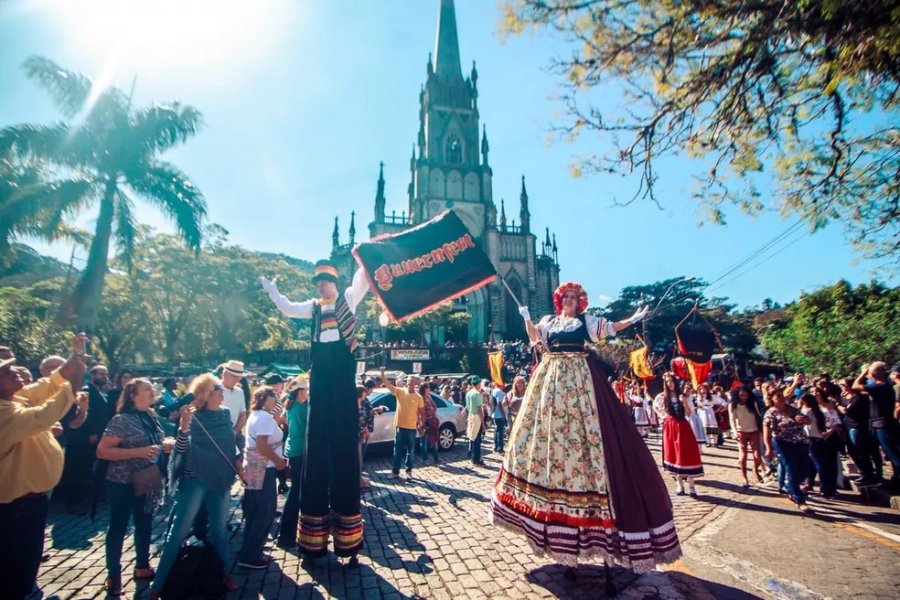 Danças folclóricas alemãs na Bauernfest Petrópolis