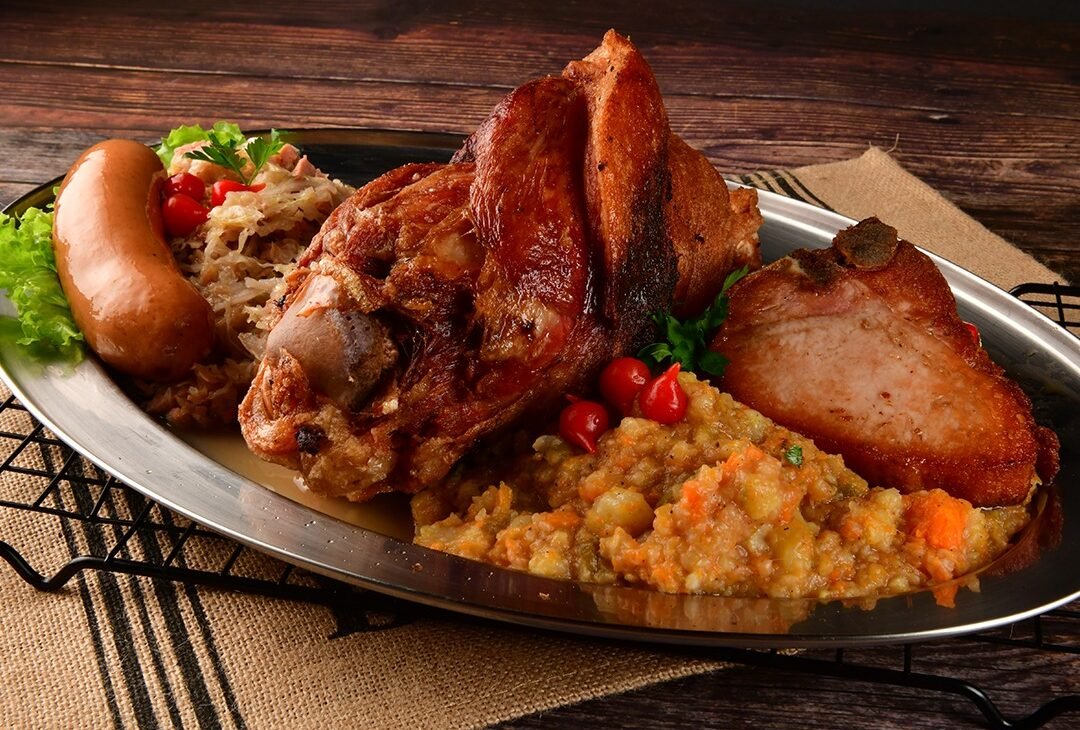 Eisbein joelho de porco assado na Bauernfest Petrópolis