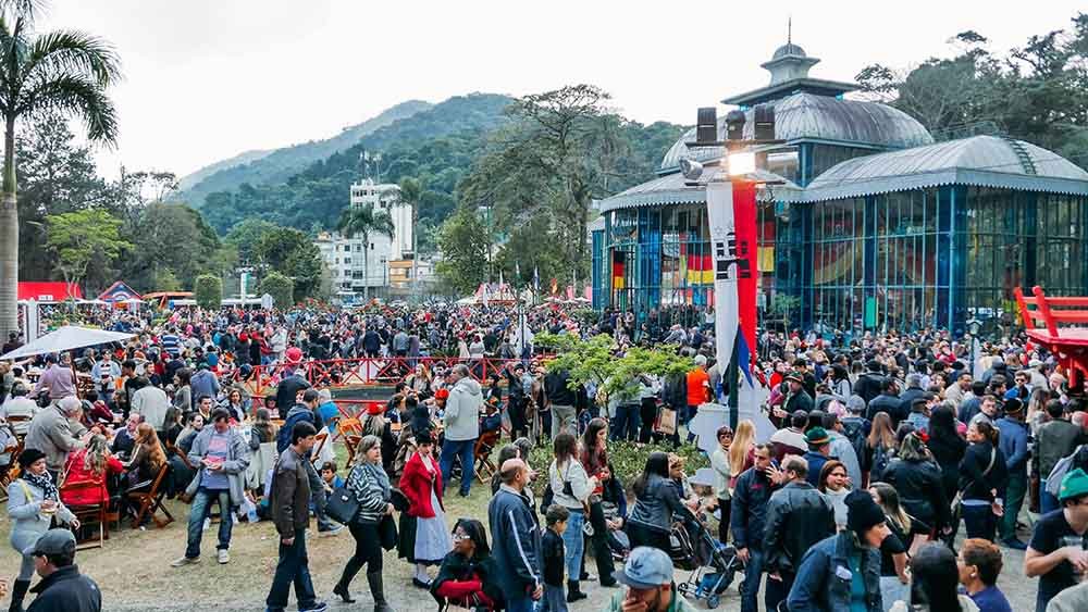 Fotos da Bauernfest em Petrópolis — danças folclóricas alemãs